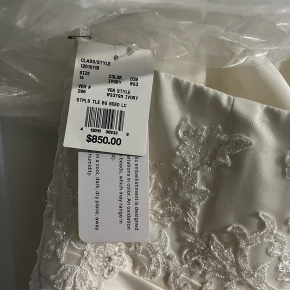 Wedding dress - Picture 2 of 6